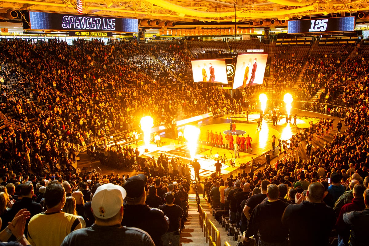 Illinois Fighting Illini vs. Iowa Hawkeyes – 12/6/2021 Free Pick & CBB Betting Prediction